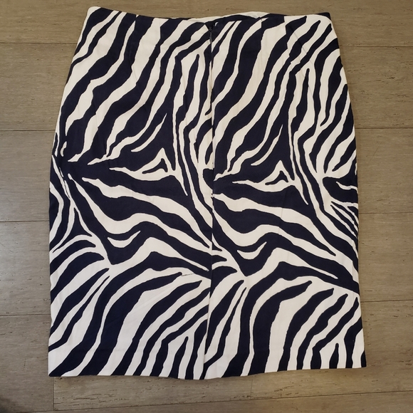 ⭐JonesWear Stretch Balck & White Zebra Print Skirt Size 4 - Picture 3 of 7
